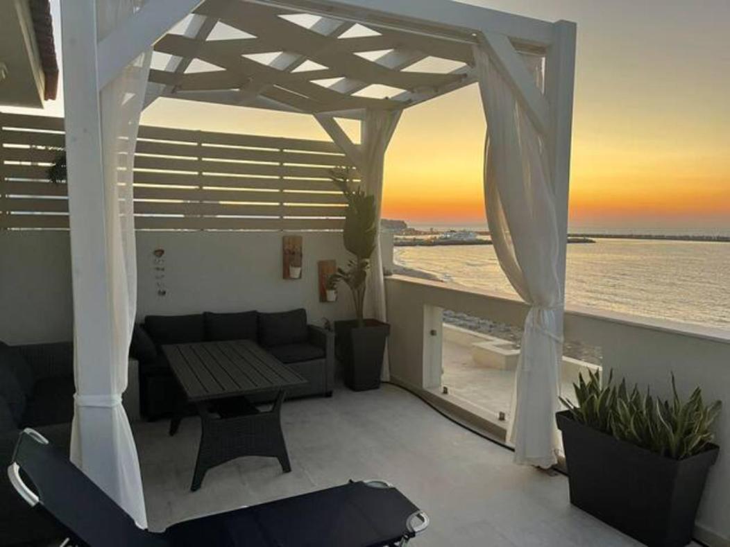 Nathalie'S Beachfront Apartment Rethymno  Bagian luar foto